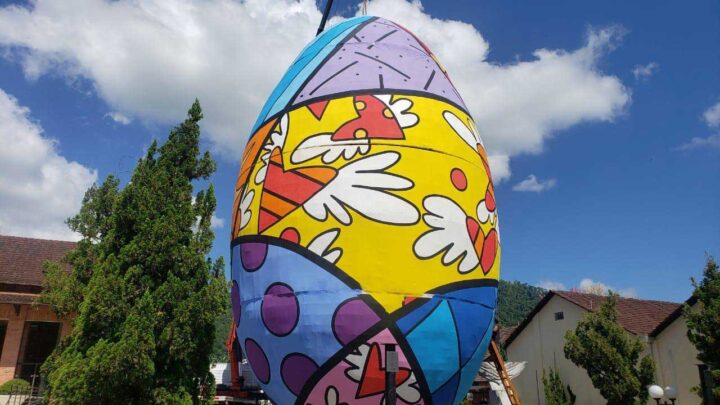 Obra de Romero Britto colore o maior ovo de Páscoa do mundo, em Pomerode