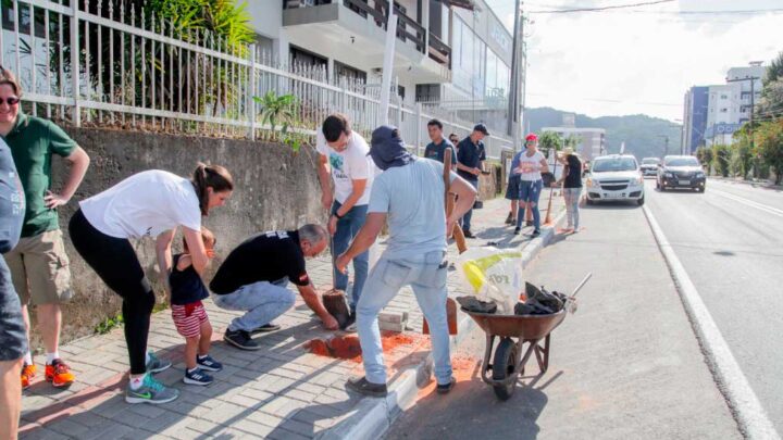 Avenida Minas Gerais recebe o plantio de 86 árvores