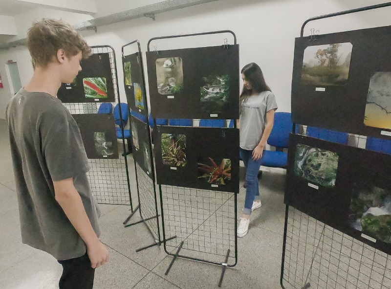 Exposição na sede da Prefeitura retrata belezas de Indaial em 86 fotos