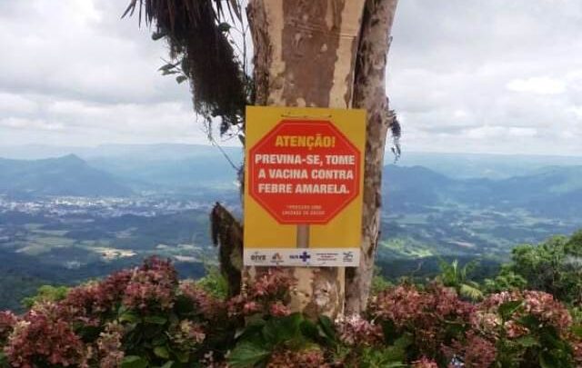 Placas que alertam para vacinação contra a febre amarela estão sendo instaladas em Timbó