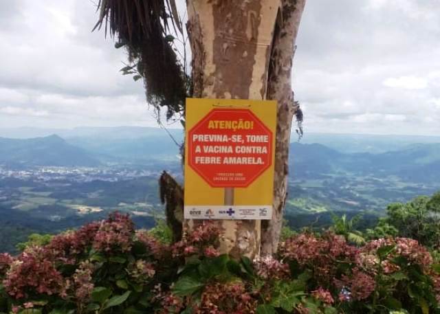 Placas que alertam para vacinação contra a febre amarela estão sendo instaladas em Timbó