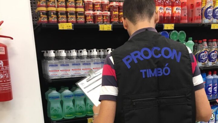 Procon Timbó faz levantamento de máscaras e álcool em gel nas farmácias
