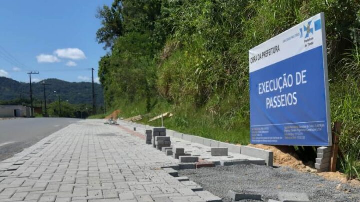 Prefeitura de Timbó constrói calçadas em áreas públicas