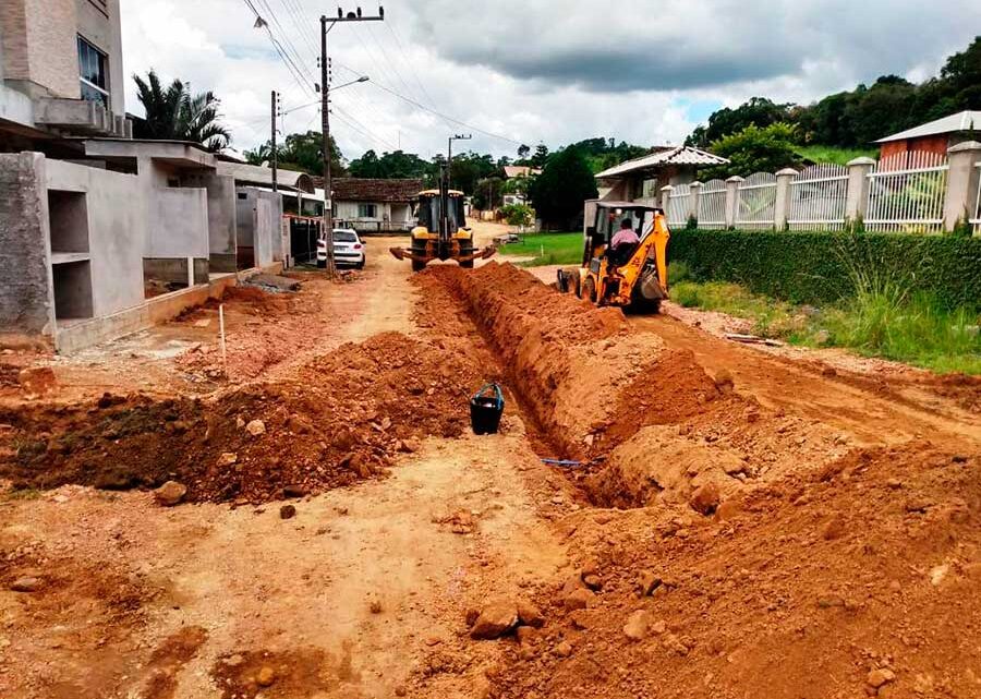 Samae de Timbó realiza implantação de adutora na rua Alagoas