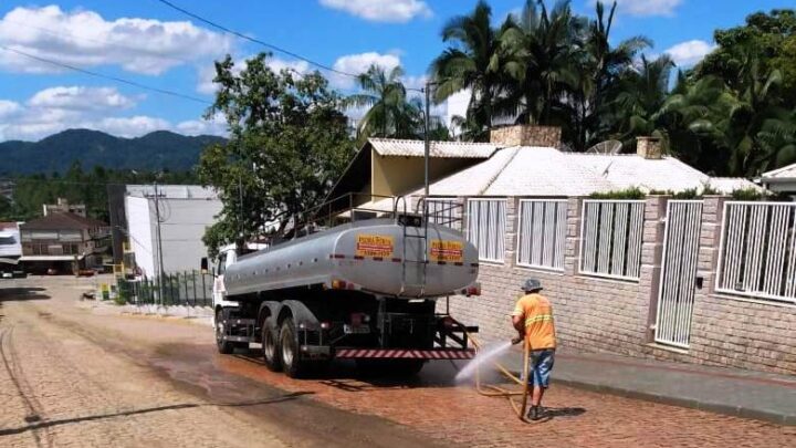 Samae realiza serviço de limpeza no bairro Capitais