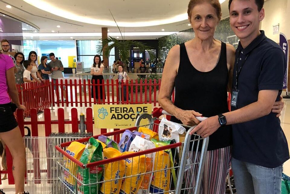 Shopping Park Europeu realiza entrega de mais de 400 kg de alimentos não perecíveis e rações para cachorros