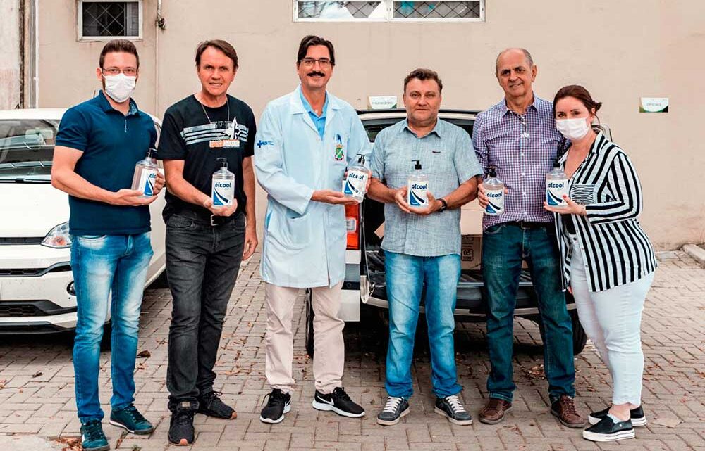 AmpeBr doa 135 litros de álcool gel para Secretaria de Saúde de Brusque AmpeBr doa 135 litros de álcool gel para Secretaria de Saúde de Brusque