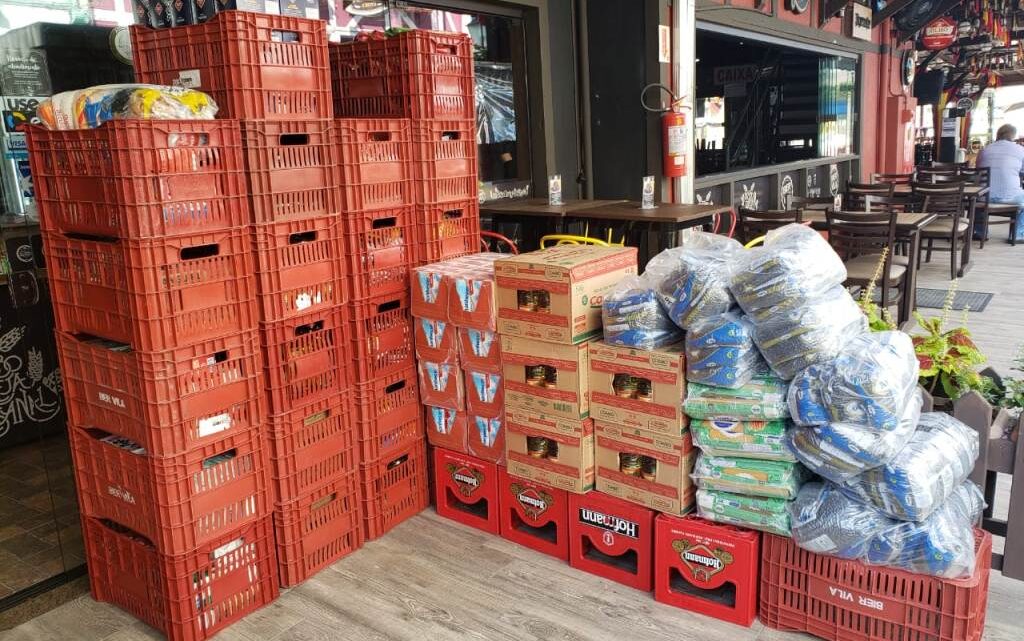 Ação da Bier Vila com os clientes arrecada 464 quilos de alimentos e 499 litros de leite e óleo