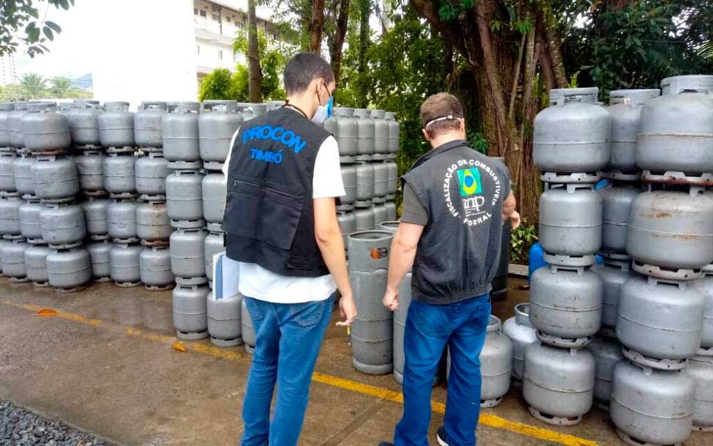 Procon e Agência Nacional do Petróleo fiscalizam distribuidoras de gás em Timbó