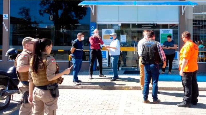 Procon, Vigilância Sanitária e Polícia Militar de Timbó se unem para fiscalizar agências bancárias