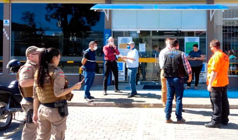 Procon, Vigilância Sanitária e Polícia Militar de Timbó se unem para fiscalizar agências bancárias