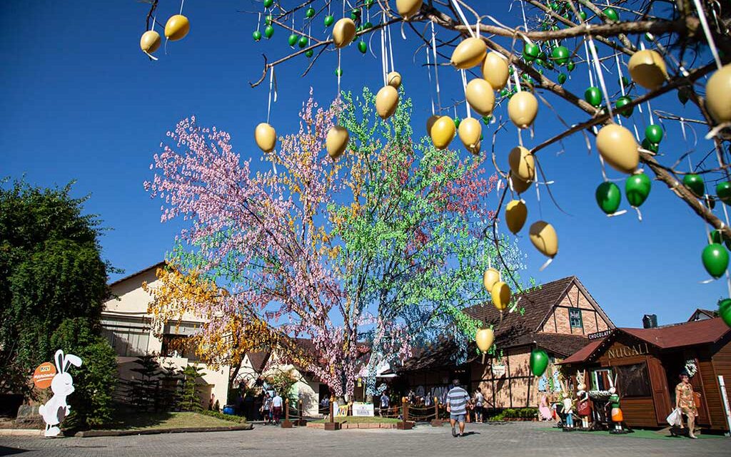Atrações gigantes da Osterfest, em Pomerode, serão mantidas após a Páscoa