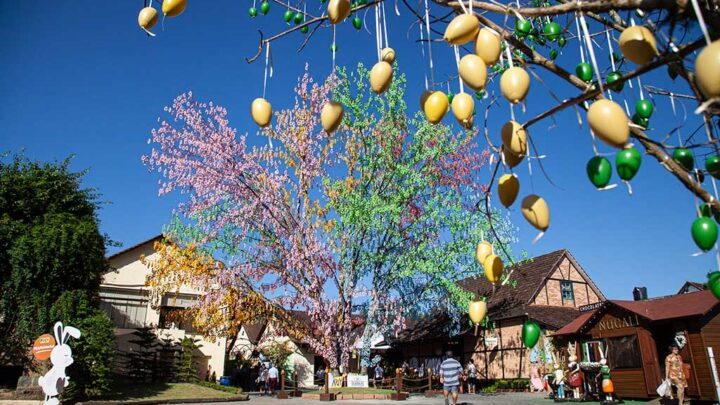 Atrações gigantes da Osterfest, em Pomerode, serão mantidas após a Páscoa