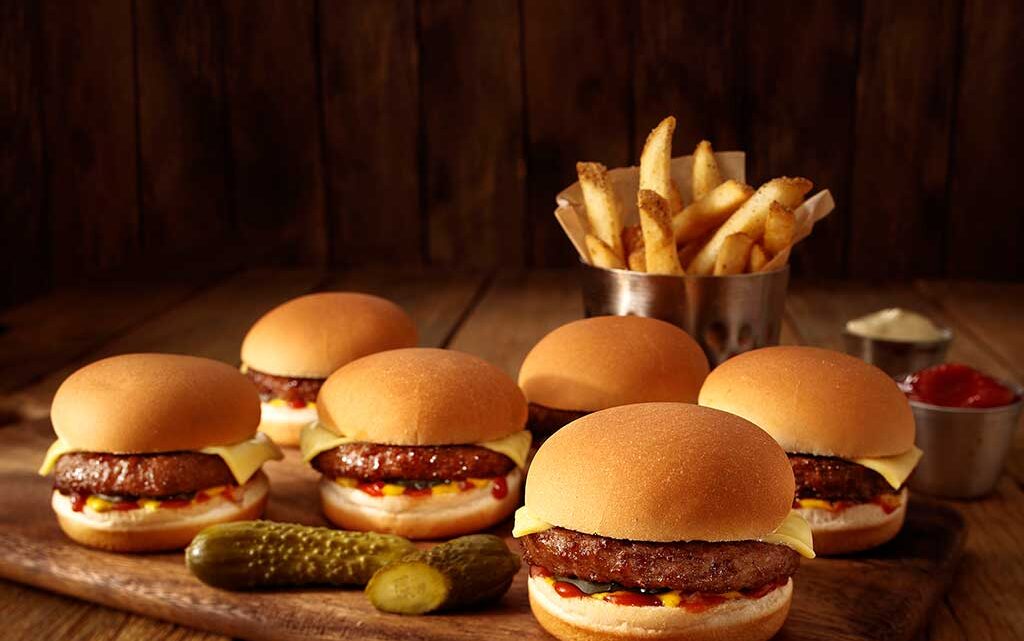 Outback lança combo especial que reúne as icônicas sobreasas de frango e miniburgers