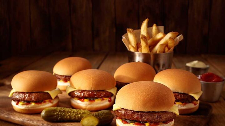 Outback lança combo especial que reúne as icônicas sobreasas de frango e miniburgers