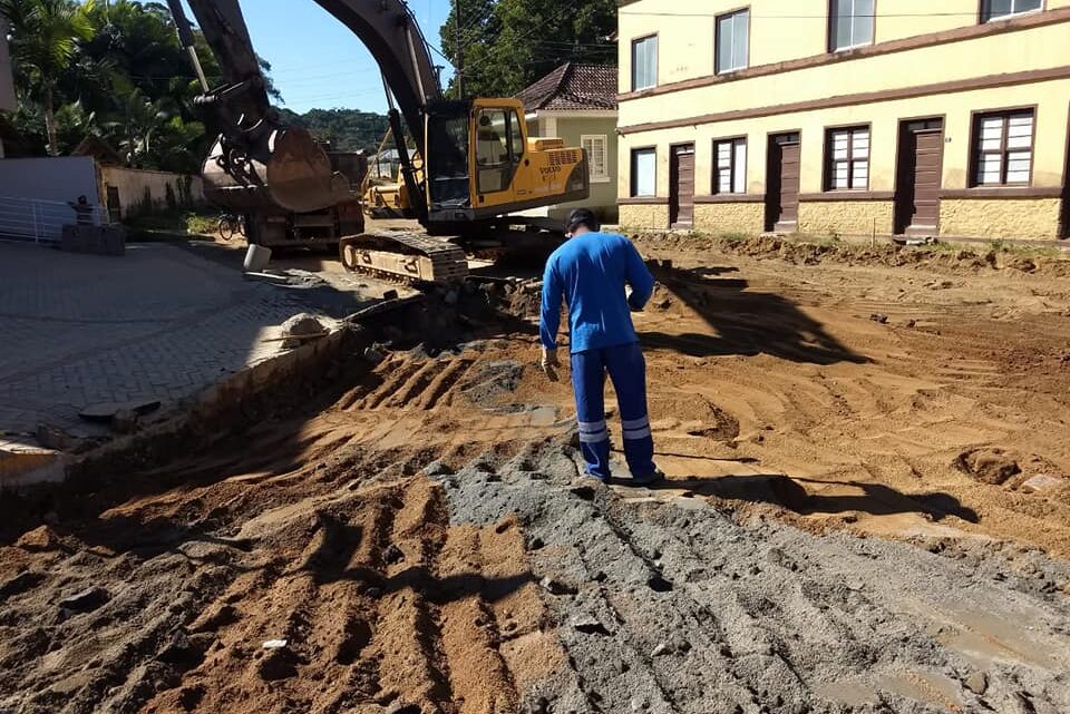 Rua Pomerode está interditada para a retirada de pedras