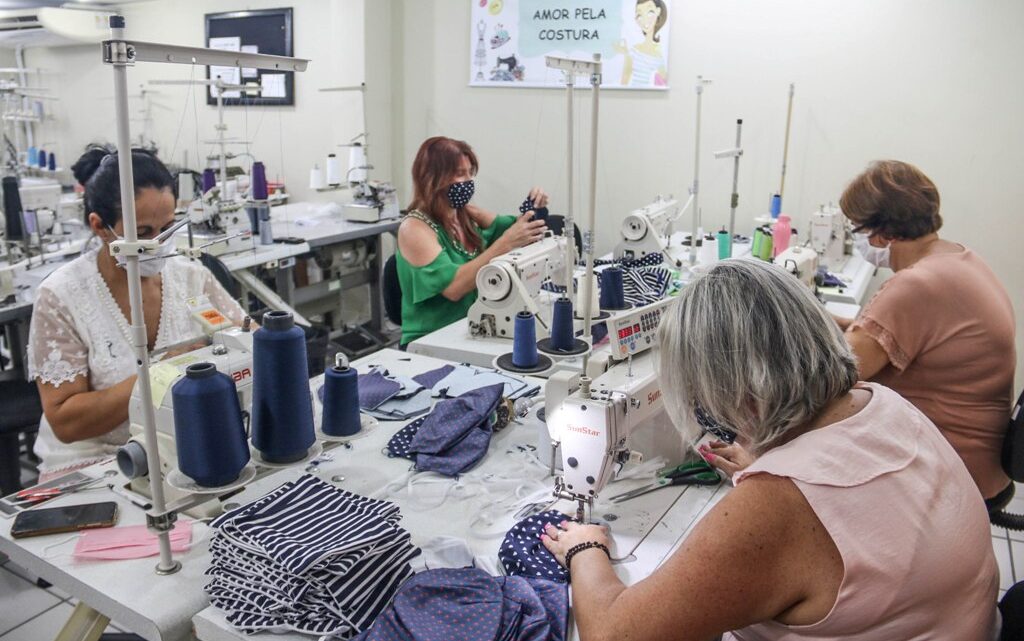 Projeto ‘Amor pela Costura’ doa máscaras para a Assistência Social de Brusque Projeto ‘Amor pela Costura’ doa máscaras para a Assistência Social de Brusque
