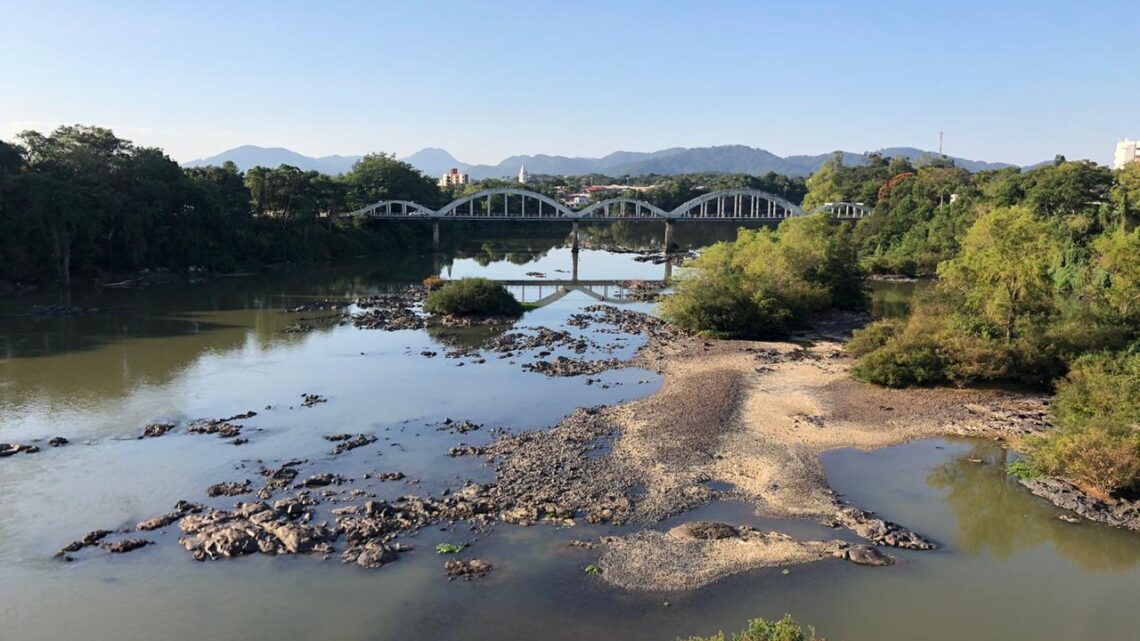 Casan de Indaial orienta Prefeitura a suspender a irrigação das ruas para economia de água Casan de Indaial orienta Prefeitura a suspender a irrigação das ruas para economia de água
