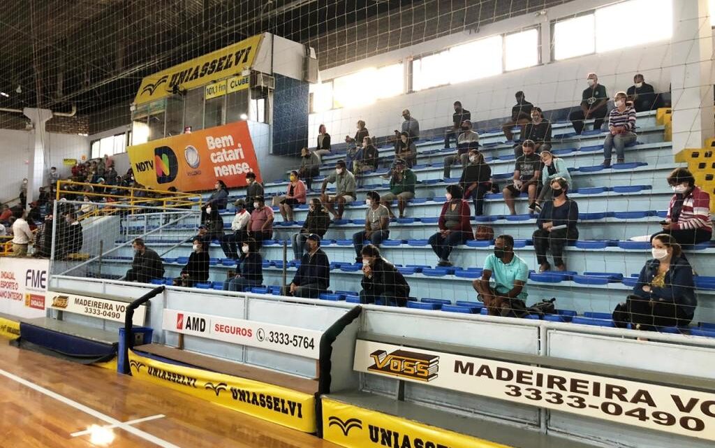 Prefeitura de Indaial disponibiliza Pavilhão Esportivo para melhores condições à comunidade que aguarda na fila da Caixa Econômica