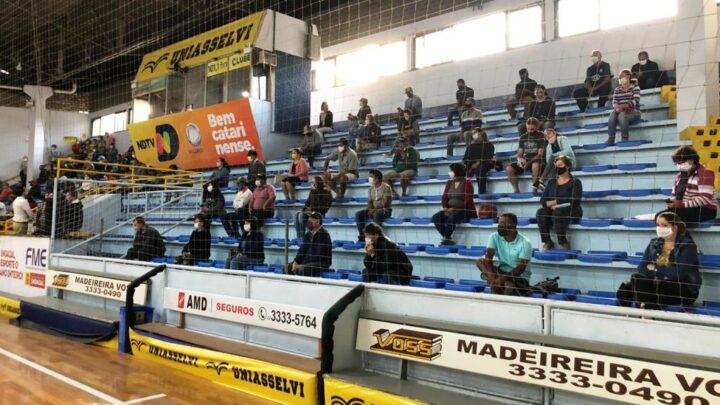 Prefeitura de Indaial disponibiliza Pavilhão Esportivo para melhores condições à comunidade que aguarda na fila da Caixa Econômica