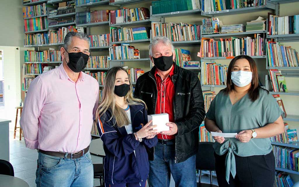 Nome de mascote do Programa de Educação Ambiental de Timbó é escolhido e premia estudante