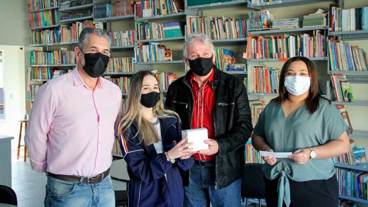 Nome de mascote do Programa de Educação Ambiental de Timbó é escolhido e premia estudante