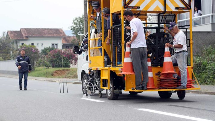 Prefeitura de Timbó adquire caminhão para pintura de faixas