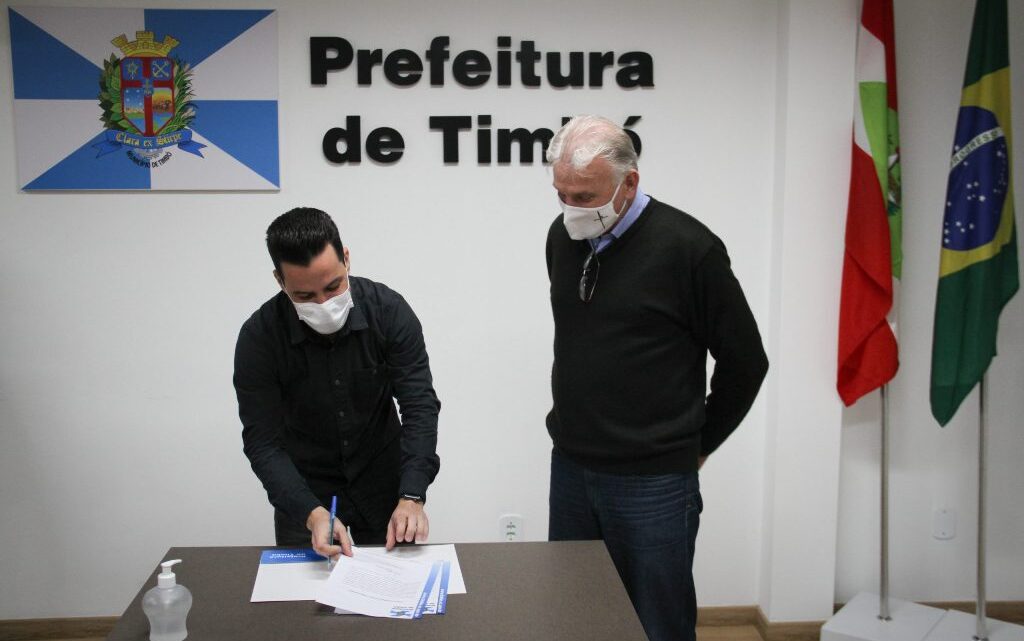 Prefeito de Timbó Jorge Krüger transmite cargo para seu vice por dez dias