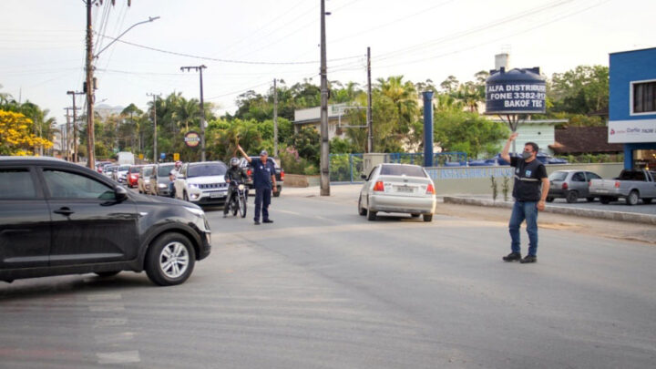 Timbó – Demutran dá apoio no fluxo de veículos em saída de escola