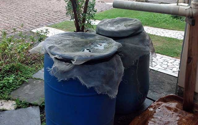 Indaial – Programa de Controle da Dengue fornece telas de proteção para reservatórios com água das chuvas