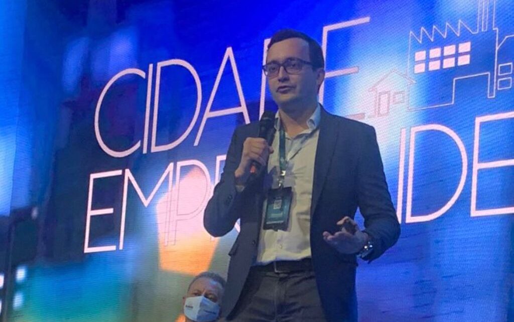 Prefeito André Moser apresenta case de sucesso da Sala do Empreendedor de Indaial em evento estadual