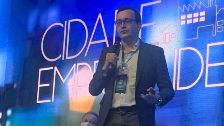 Prefeito André Moser apresenta case de sucesso da Sala do Empreendedor de Indaial em evento estadual
