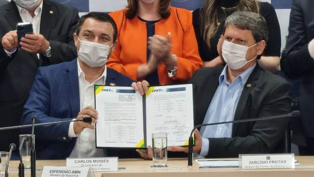 Carlos Moisés assina acordo para repasse de R$ 465 milhões para obras em rodovias federais de SC