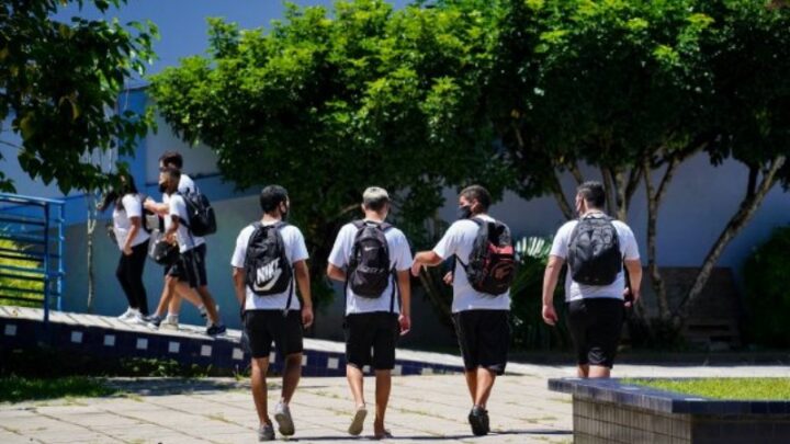 Governador de SC lança Programa Bolsa Estudante para combater a evasão escolar