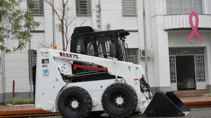 Prefeitura de Timbó – Secretaria de Obras adquire mini carregadeira