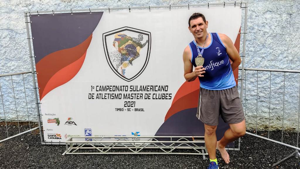Sidney Reinhold Campeão sul-americano de atletismo máster no Salto em altura
