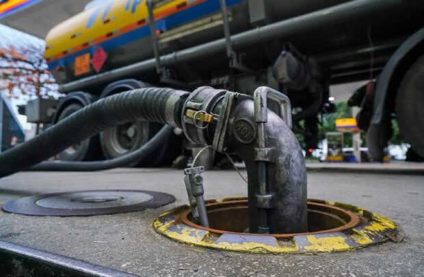 Governador Carlos Moisés determina estudo para viabilizar redução dos preços dos combustíveis