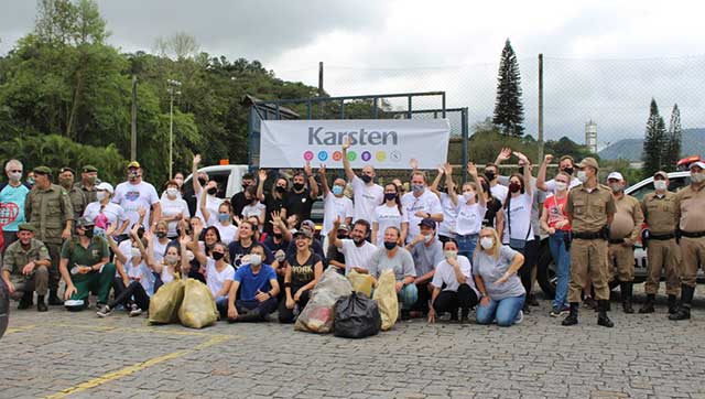 Cerca de 700 kg de lixo são coletados na SC 421, no Vale do Itajaí, em ação promovida pela Karsten Cerca de 700 kg de lixo são coletados na SC 421, no Vale do Itajaí, em ação promovida pela Karsten