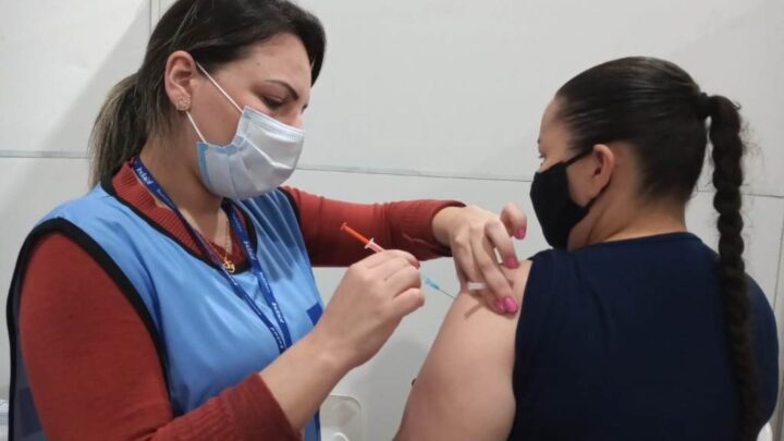 Indaial – Secretaria de Saúde aplica mais de 600 doses contra Covid-19 no sábado (20/11)
