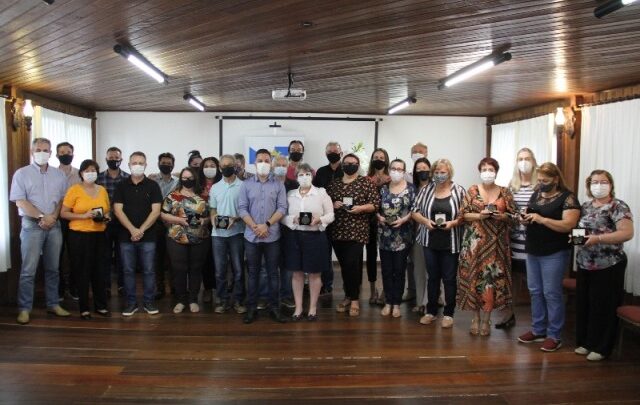 Servidores aposentados da Prefeitura de Timbó são homenageados com a medalha Horácio Cristofolini