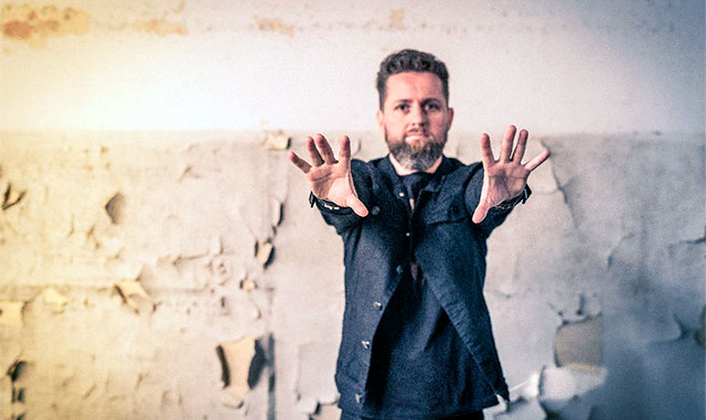 Romulo Carvalho lança EP de estreia e novo clipe acústico