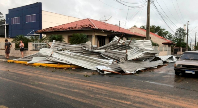 Vendaval causa destruição no Setor Industrial e bairros de Timbó – 05/01/2022 Vendaval causa destruição no Setor Industrial e bairros de Timbó – 05/01/2022
