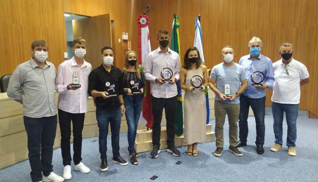 Atletas da FME Timbó são destaque no Prêmio Top Ranking Atletismo