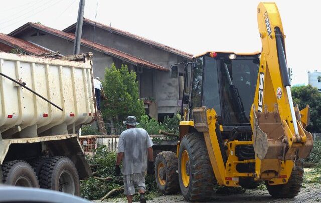 Prefeitura de Timbó realiza limpeza de vias afetadas pelo tornado