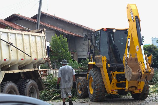 Prefeitura de Timbó realiza limpeza de vias afetadas pelo tornado