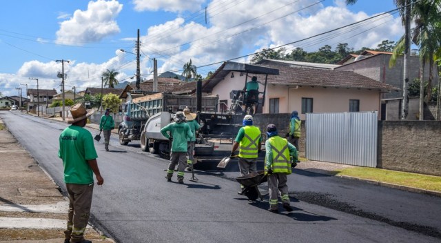 Prefeitura de Ascurra promove recuperação asfáltica na Rua Joaquim Pintarelli Prefeitura de Ascurra promove recuperação asfáltica na Rua Joaquim Pintarelli