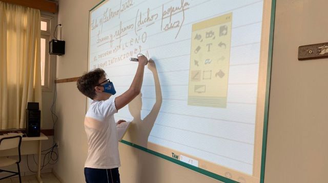 Timbó substitui quadros brancos por lousas digitais