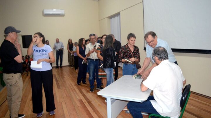 Professor Norberto Dallabrida  faz noite de autógrafos da biografia de Giovanni Trentini