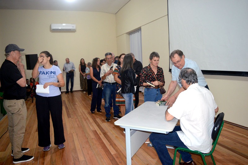 Professor Norberto Dallabrida  faz noite de autógrafos da biografia de Giovanni Trentini