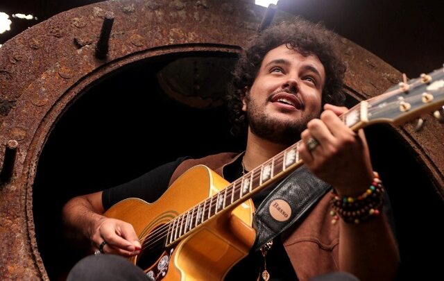 Mini-turnê Partilha & Solidão, do artista Léo Vieira, circula pelas cidades de Penha, Rodeio, Rio do Cedros e Timbó, nos meses de março e abril